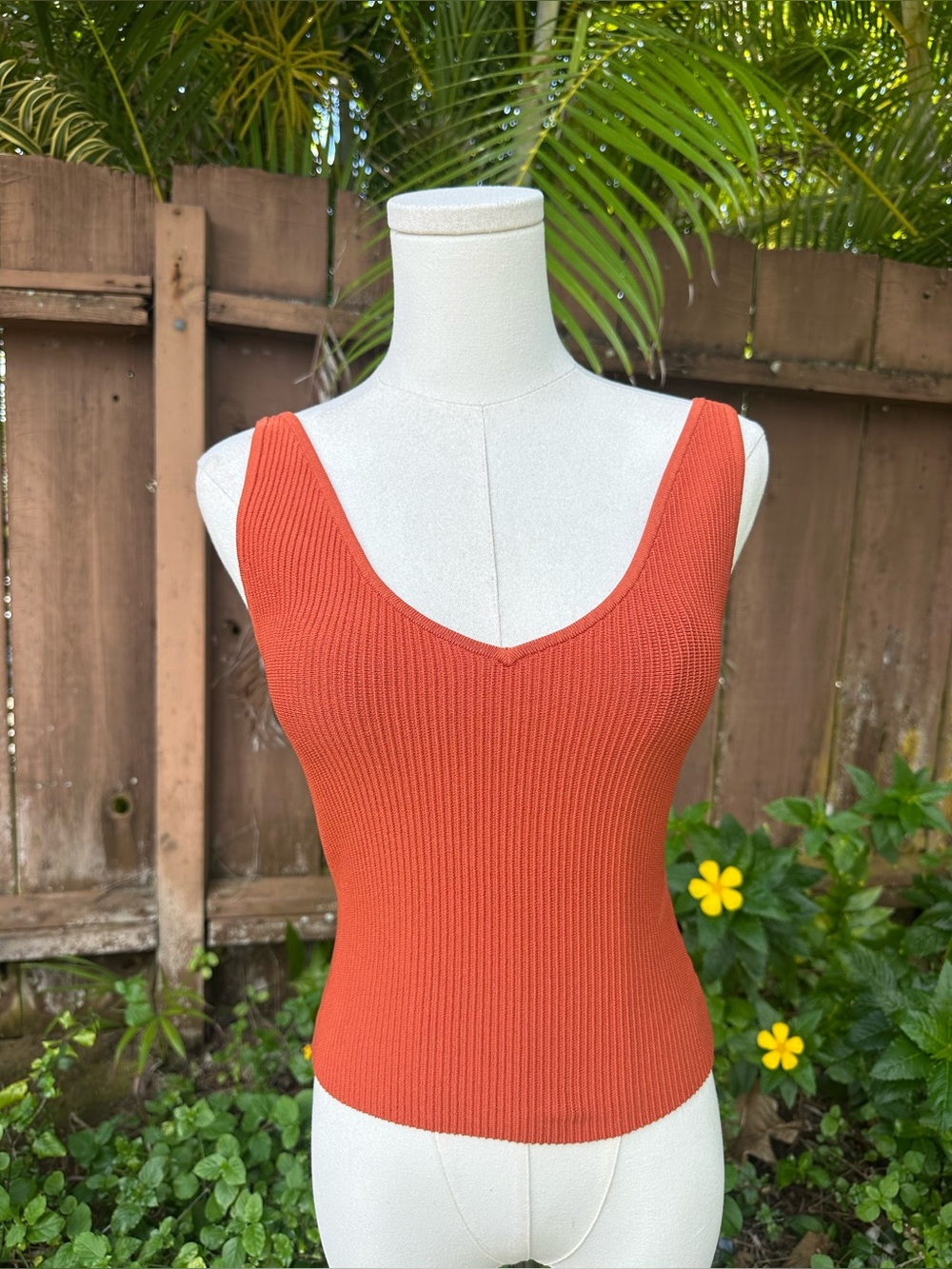 Aritizia Babaton Sculpt Knit V-Neck Tank Top Size S